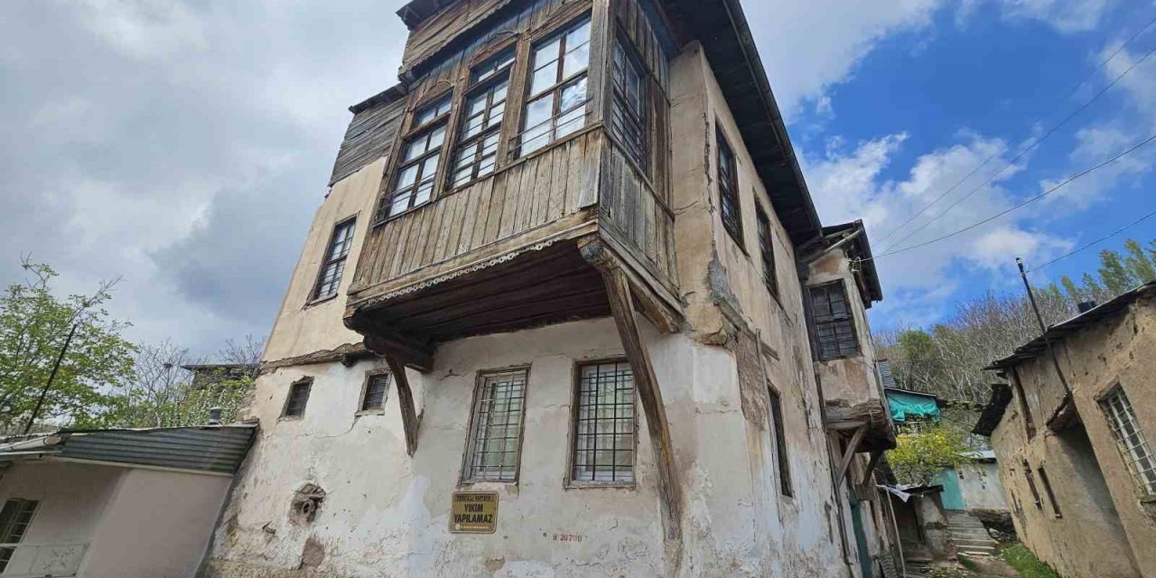 Elazığ’da 450 yıllık konak geçmişin izlerini taşıyor