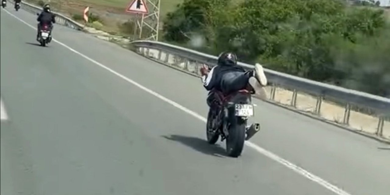 Motosikleti uzanarak süren şahıs, canını hiçe saydı