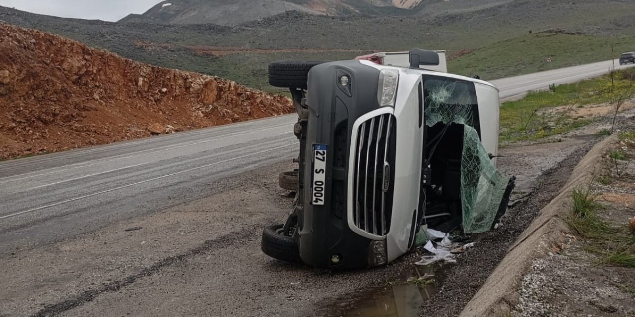 Taziyeye gidenleri taşıyan minibüs devrildi: 11 yaralı