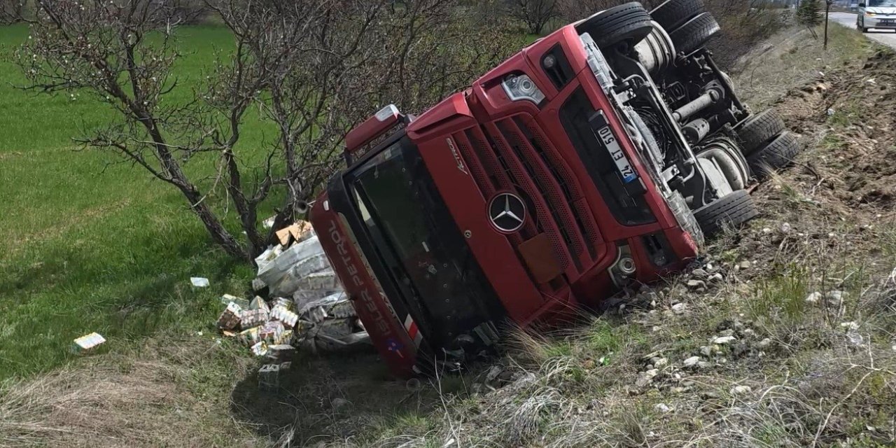 Erzincan’da soda yüklü tır devrildi