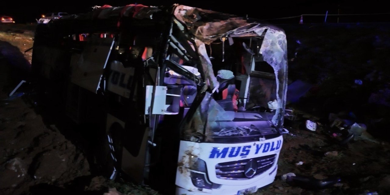 Malatya’da otobüs kazası sonrası yolcuların özel eşyaları toplandı