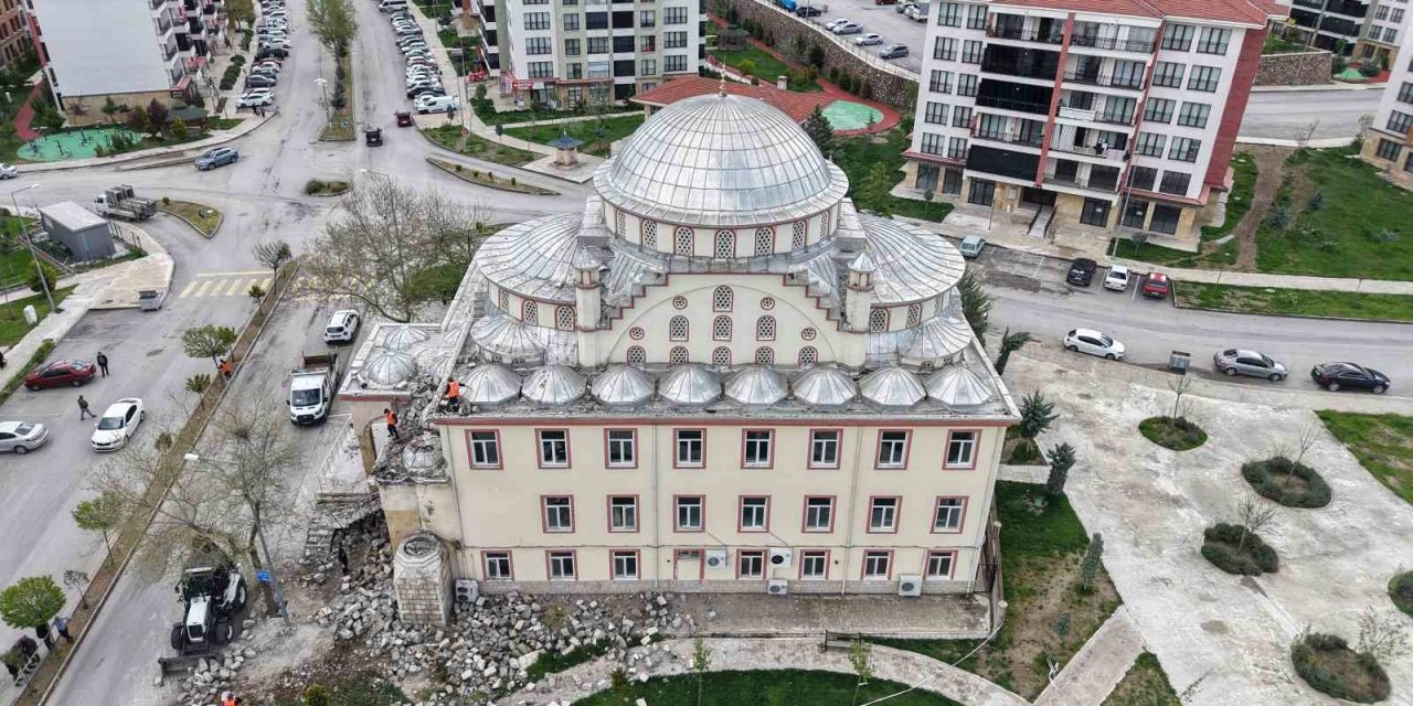 Yıldırımın minaresini yıktığı cami havadan görüntülendi
