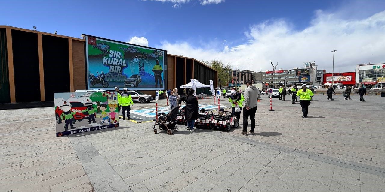 Erzincan’da uygulamalı trafik eğitimi verildi