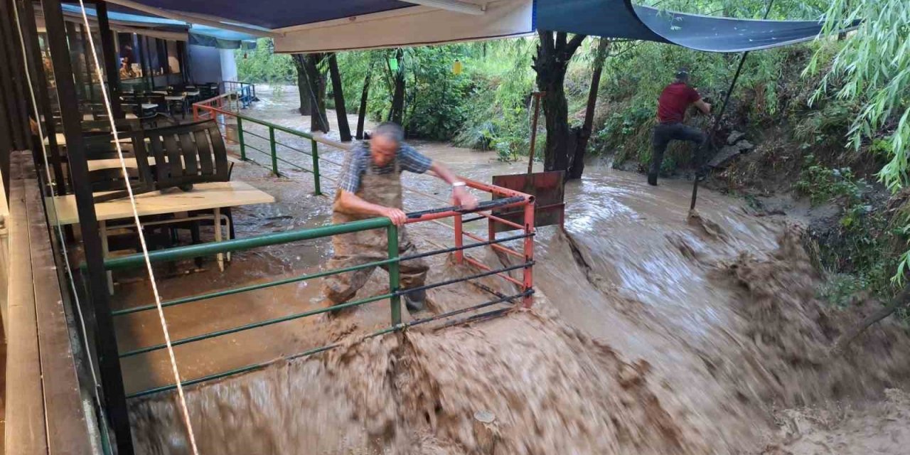 Sel Çağlayan’ı vurdu, turizm beldesinde hasar oluştu