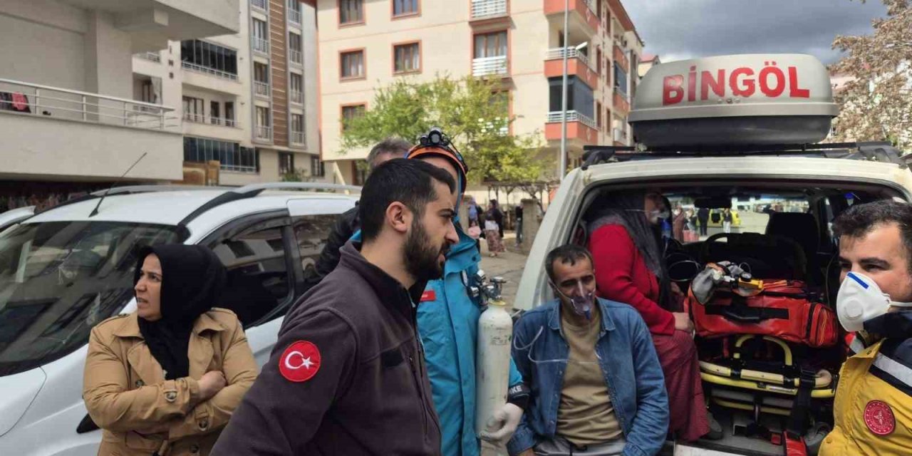 Bingöl’de dumanlar binayı sardı: 13 kişi dumandan etkilendi