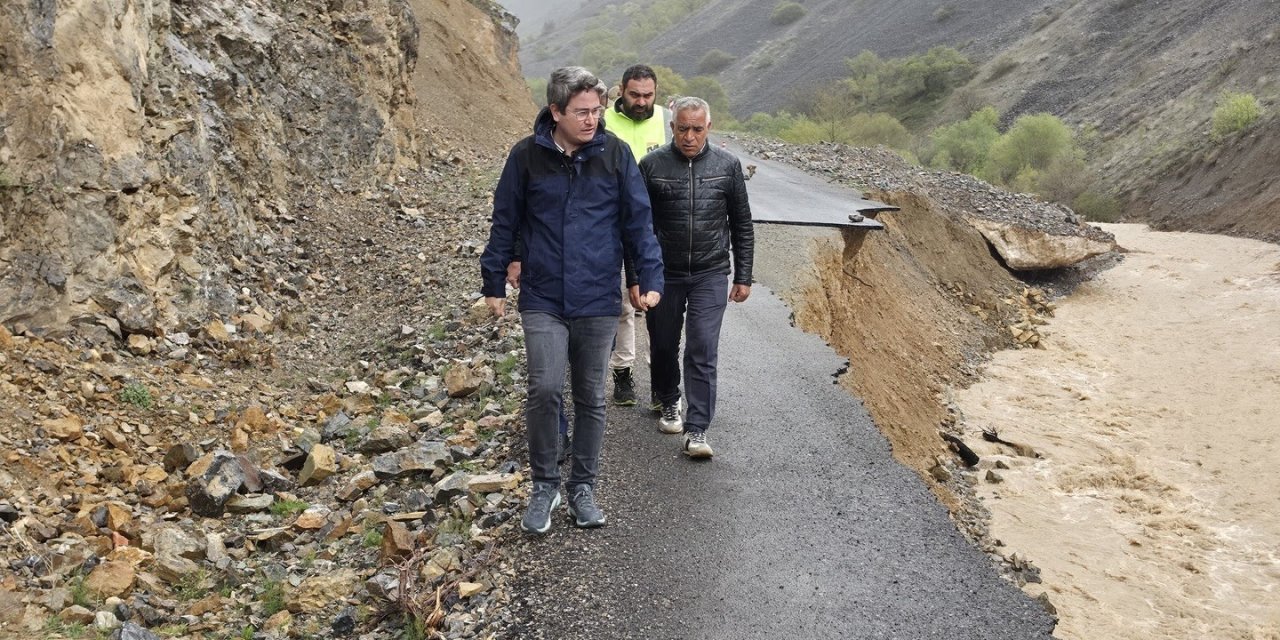 Erzincan Kemaliye’de sel hasarı: Yol çift yönlü kapatıldı