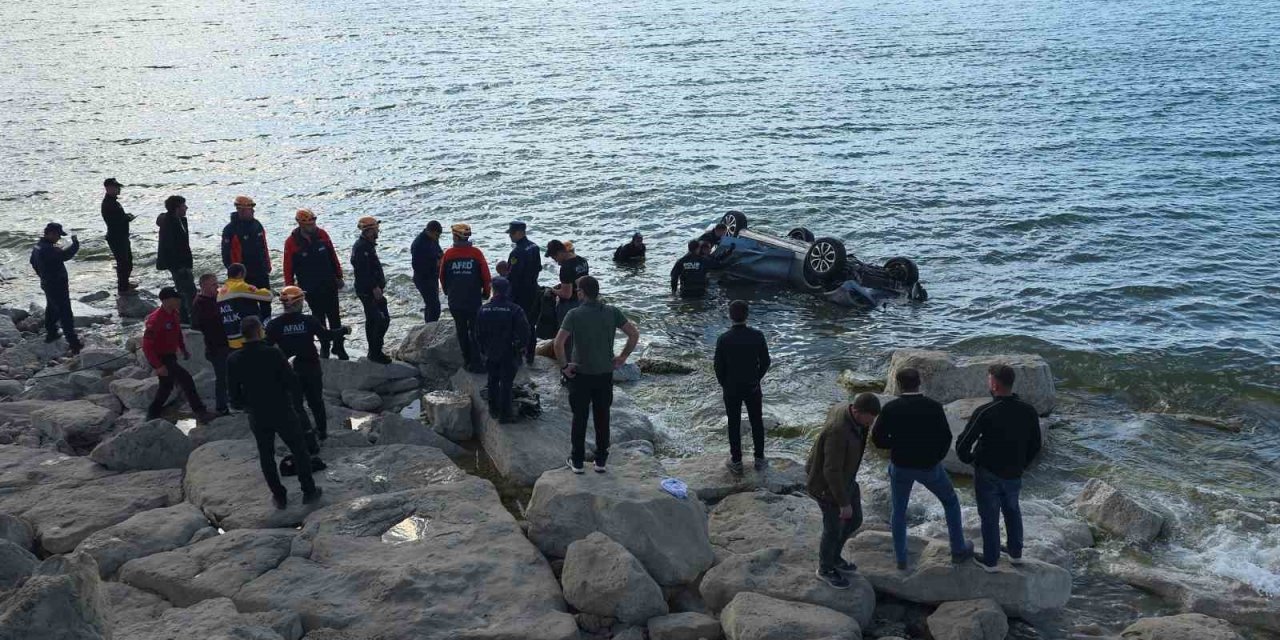 Van Gölü’ne uçan otomobildeki 1 kişi yaralandı