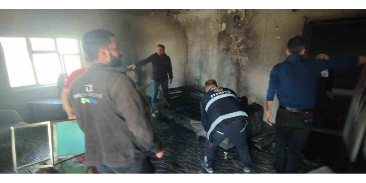 Başkale’de ev yangını