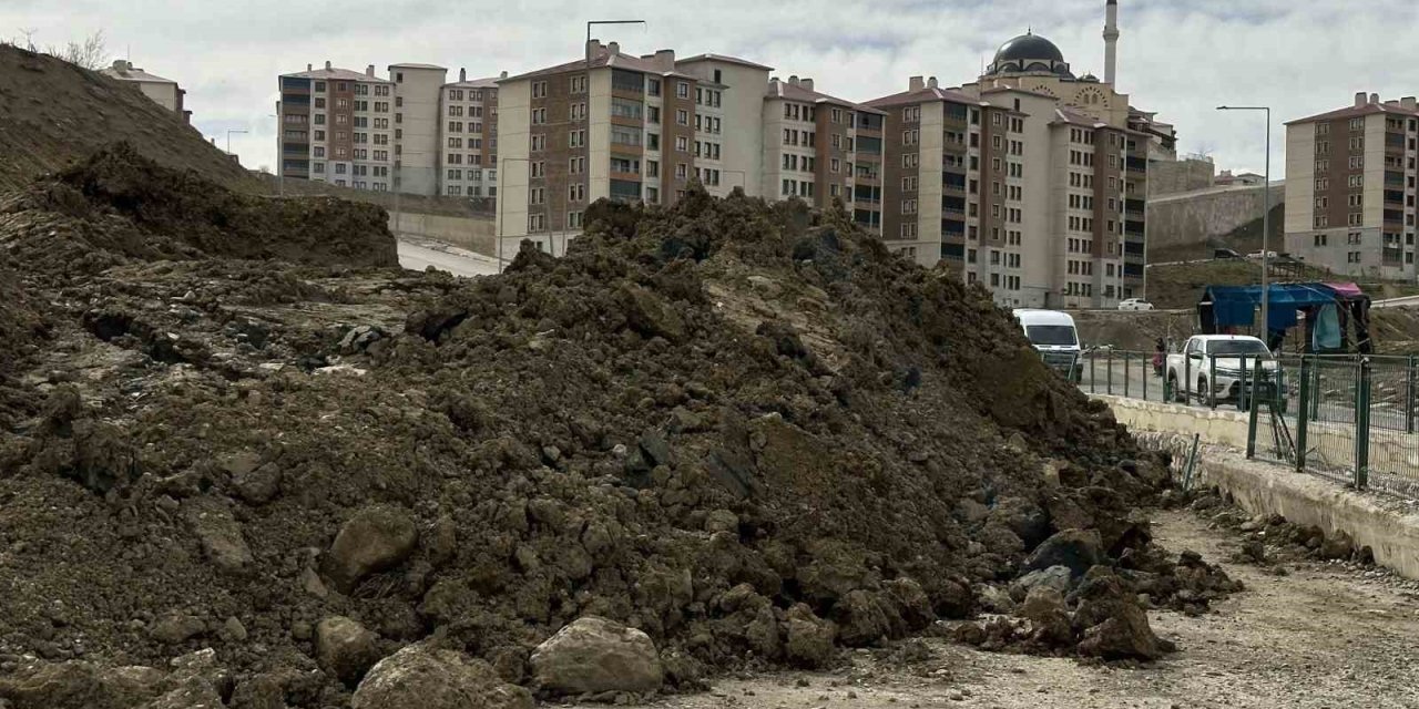 Yüksekova’da heyelan ulaşımı aksatıyor: Pizok yolunda ulaşım 1 aydır tek şeritten sağlanıyor