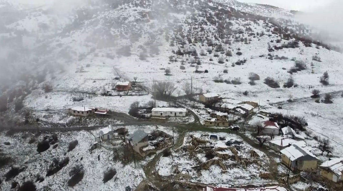 Mayısta kar sürprizi: Refahiye’de köyler beyaza büründü
