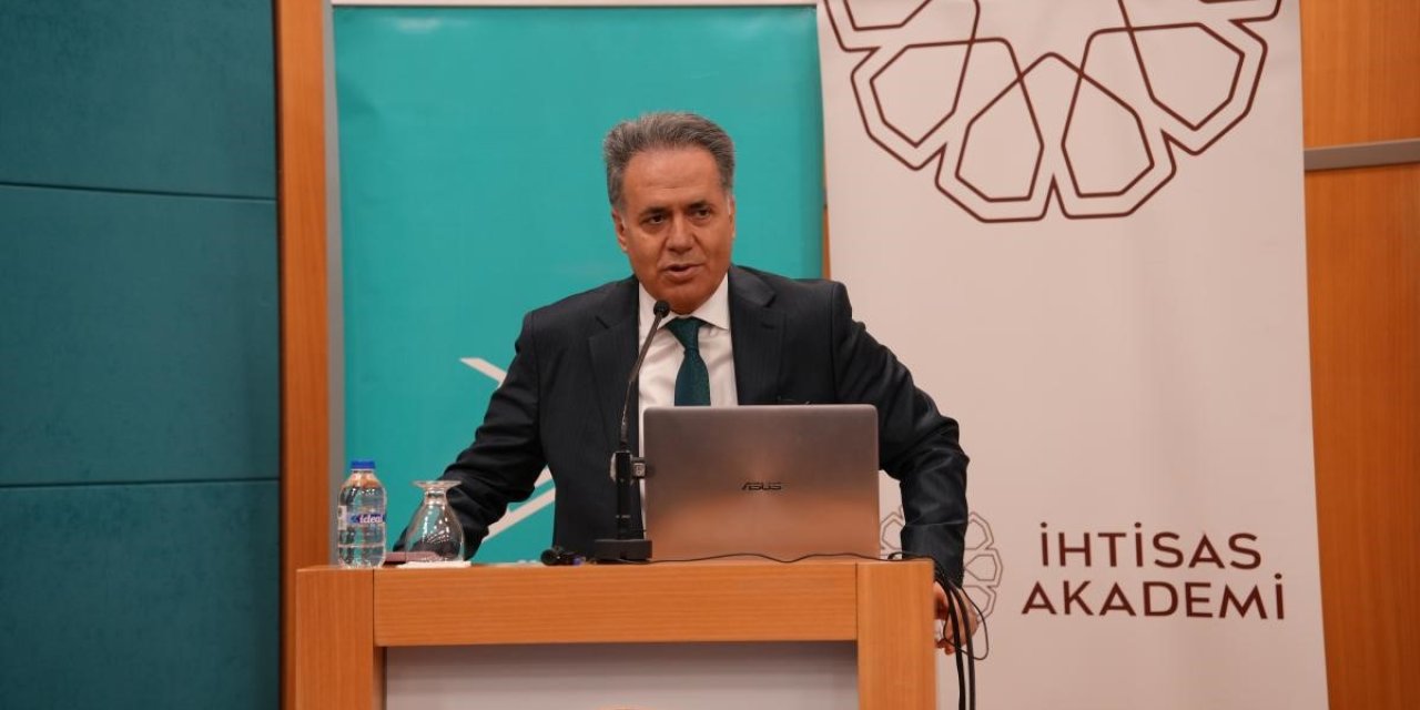 Rektör Akpolat, dijital çağda üniversitelerin geleceğini anlattı