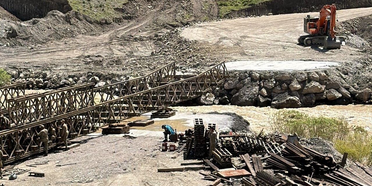Hakkari-Van yolunda panel köprü çalışması sürüyor