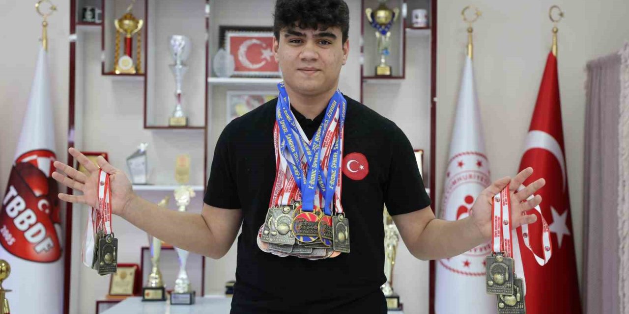 Dünya ve Türkiye dart şampiyonu Bedirhan Nas, 30 madalyaya ulaştı