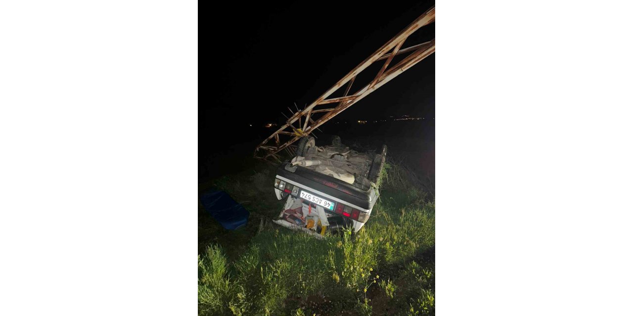 Elektrik direğine çarpan otomobil ters döndü
