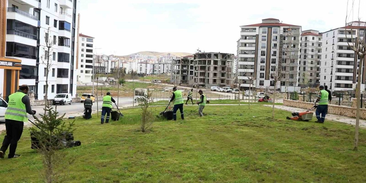 Elazığ’da kent genelinde yeşil alan çalışmaları sürüyor