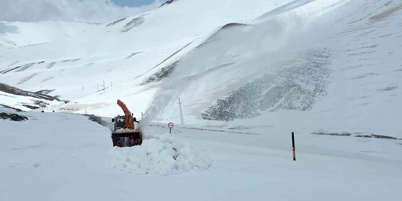 Van-Bahçesaray yolu açılıyor
