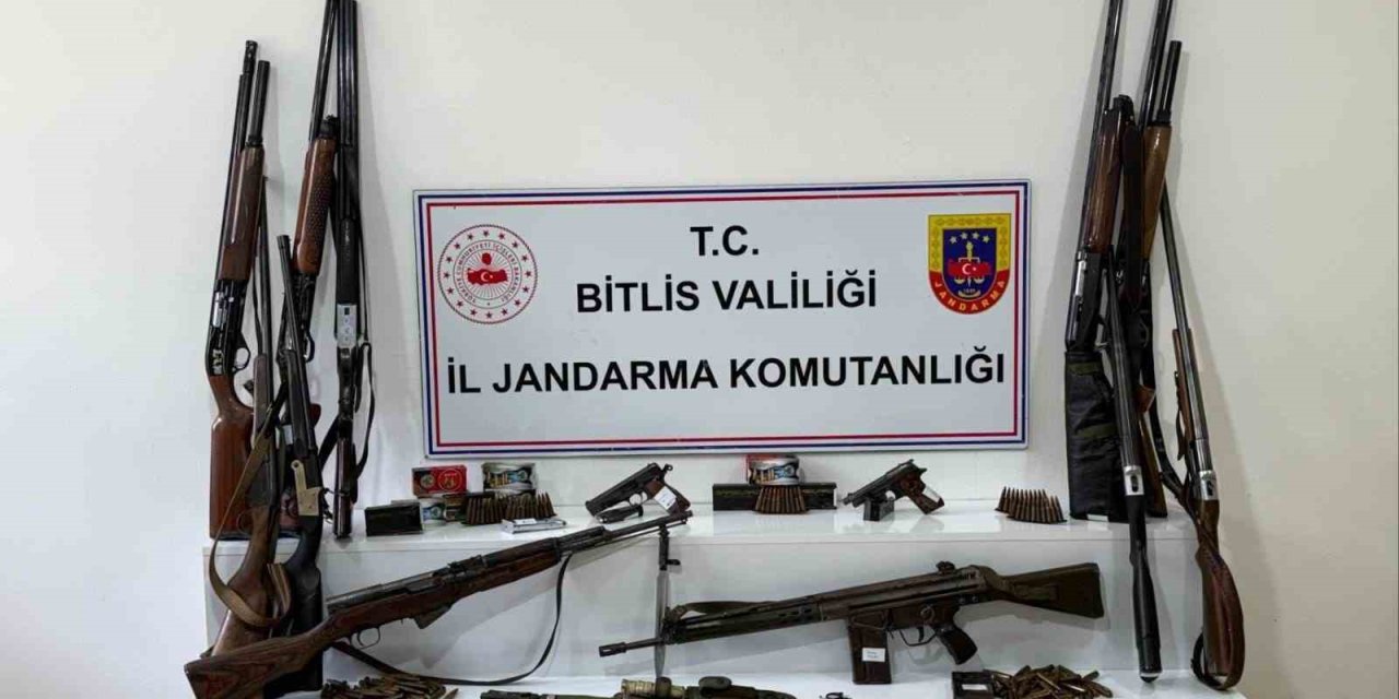 Bitlis’te 20 adrese eş zamanlı baskın: Çok sayıda silah, mühimmat ele geçirildi