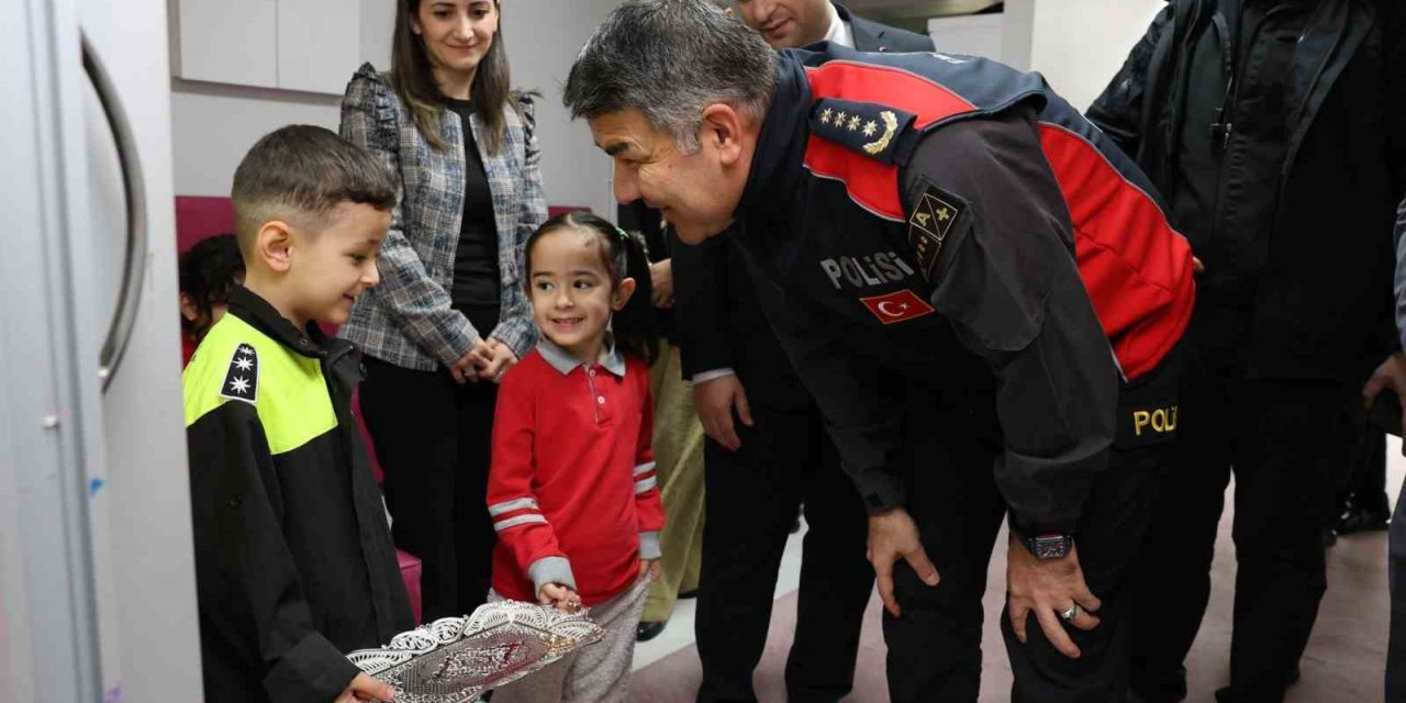 Erzurum’da minik dadaşlardan "Emniyet kemeri" farkındalığı