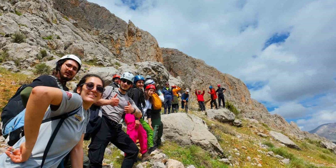 45 sporcu Kemaliye’nin zirvesinde buluştu
