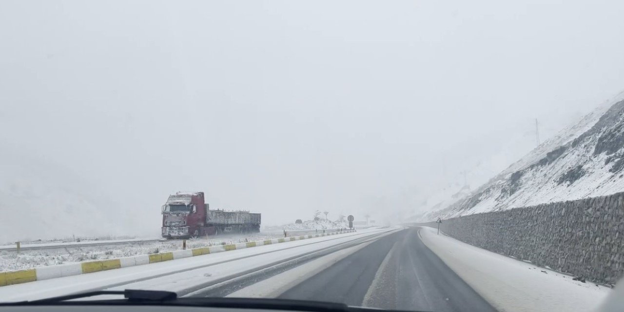 Erzincan’ın yüksek kesimlerinde kar yağışı etkili oldu