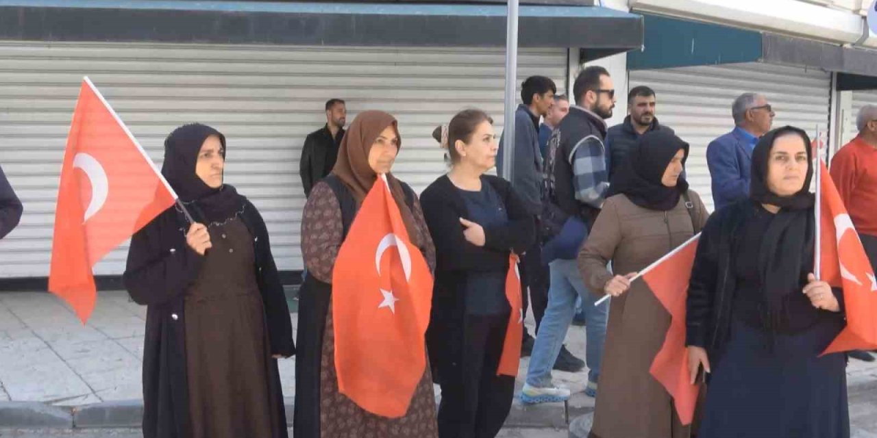 Vanlı annelerin evlat nöbeti devam ediyor