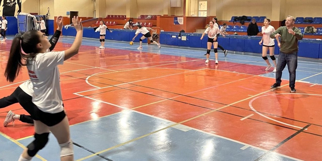 Filede vali sürprizi; Ziya Polat genç sporcularla voleybol oynadı