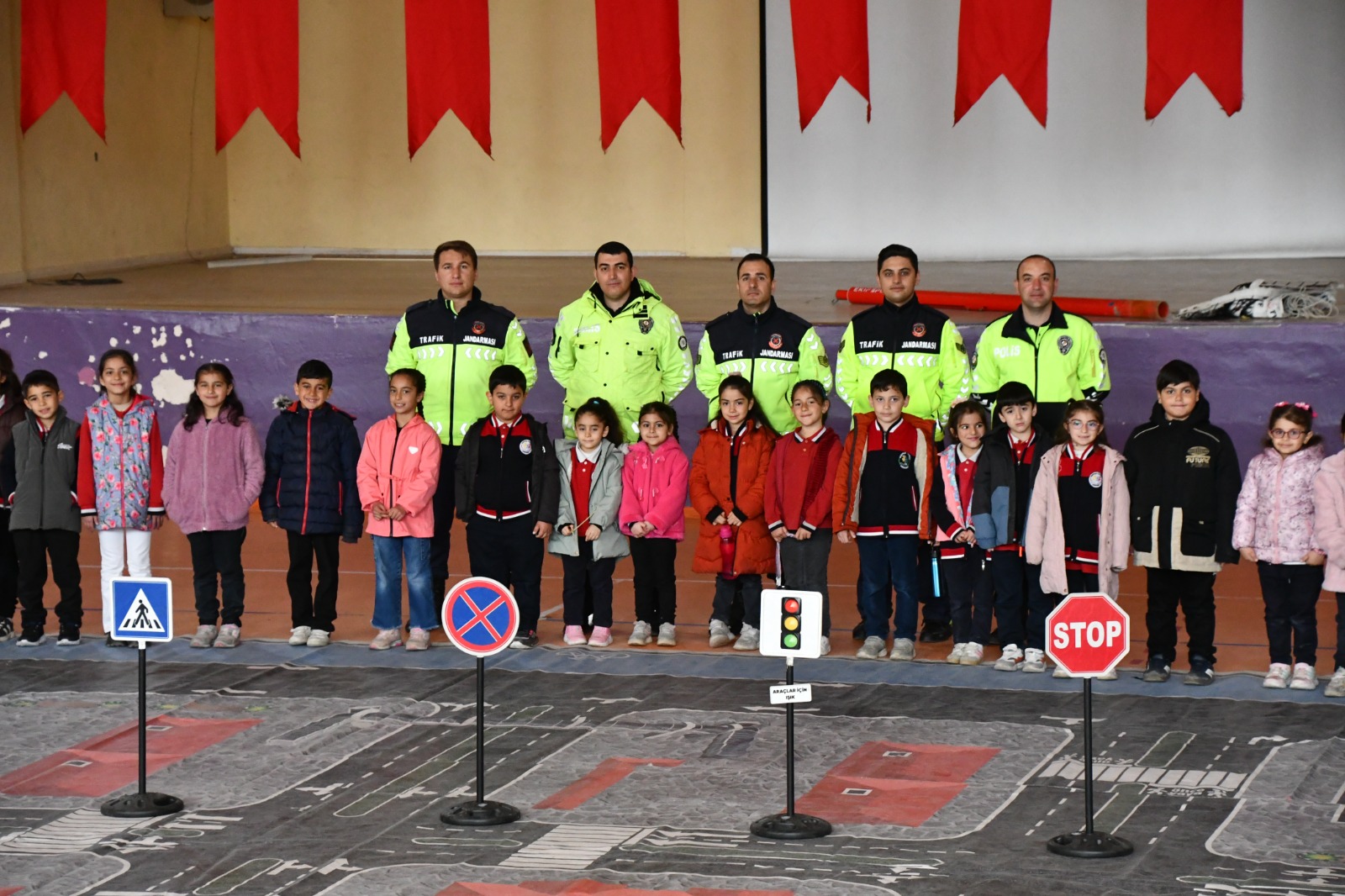 Kars’ta "Karayolları Güvenliği ve Trafik Haftası" nedeniyle etkinlikler düzenlendi