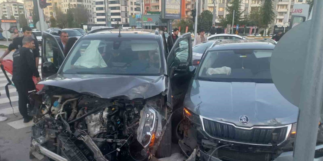 Elazığ’da zincirleme trafik kazası: 3 yaralı
