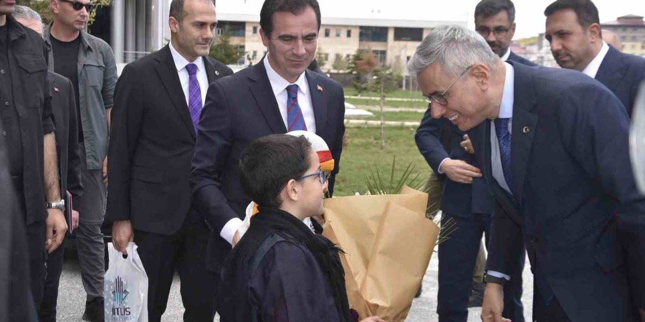 Sağlık Bakanı Memişoğlu: "Bitlis’ten başka ile hasta gitmesini engelleyecek şekilde bütün planlamalarımızı yapacağız"