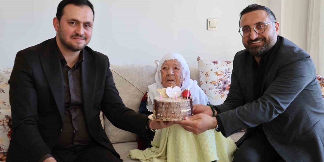 Cumhuriyet’le yaşıt Nazife nineye Anneler Günü sürprizi