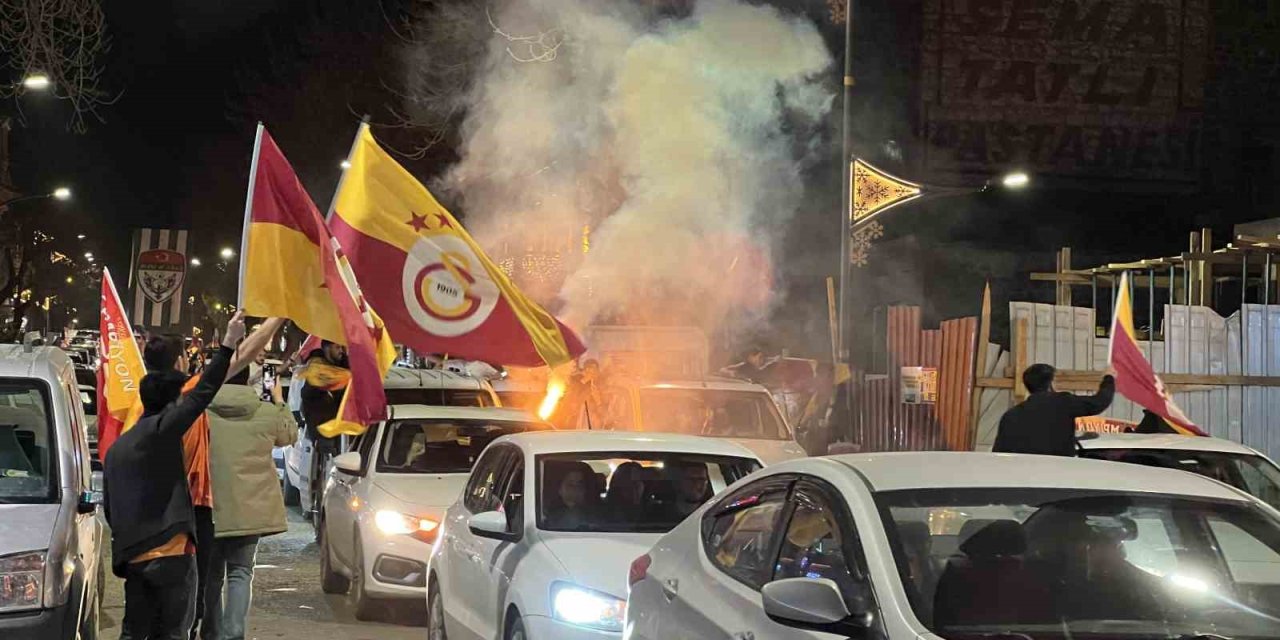 Kars’ta sarı-kırmızı gece