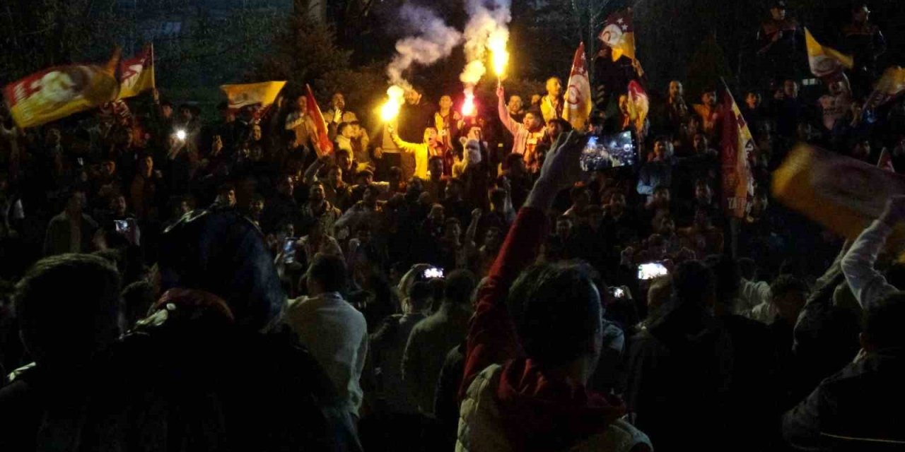 Erzurum’da Galatasaray taraftarının şampiyonluk coşkusu