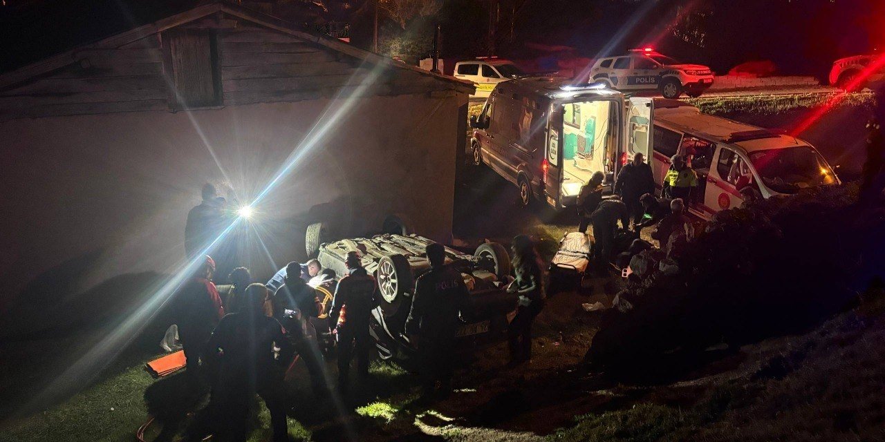 Erzincan’da otomobil evin bahçesine devrildi: 2 yaralı