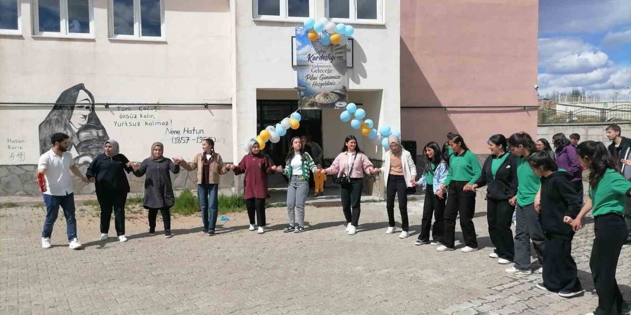 Karaçoban’da bir sofra kuruldu, mesafeler kardeşliğe dönüştü