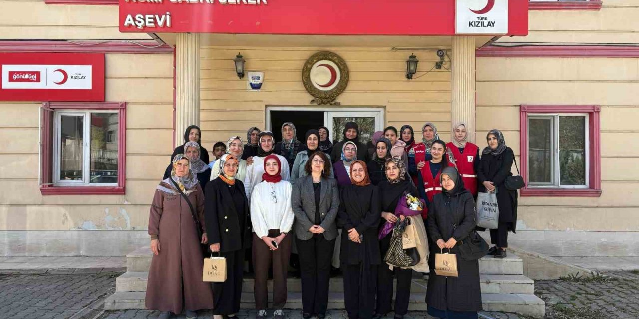 Kızılay’dan hem anne hem baba olan kadınlara Anneler Günü sürprizi
