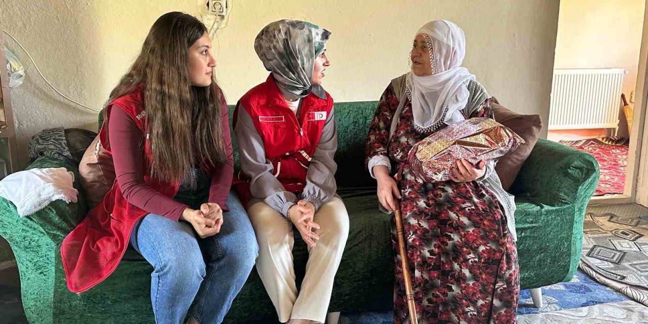 Kızılay gönüllülerinden Anneler Günü ziyareti