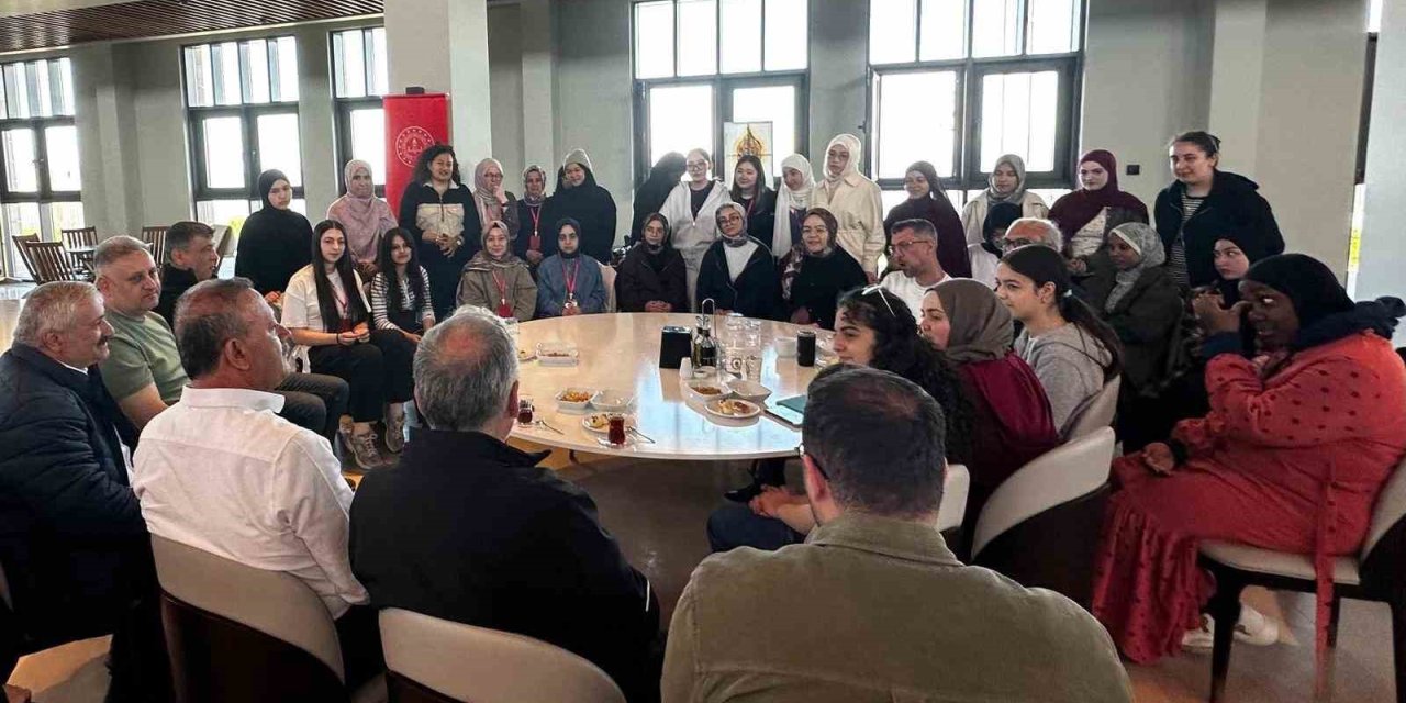 15 farklı ülkeden gelen öğrenciler, Ahlat Cumhurbaşkanlığı Külliyesi’nde ağırlandı
