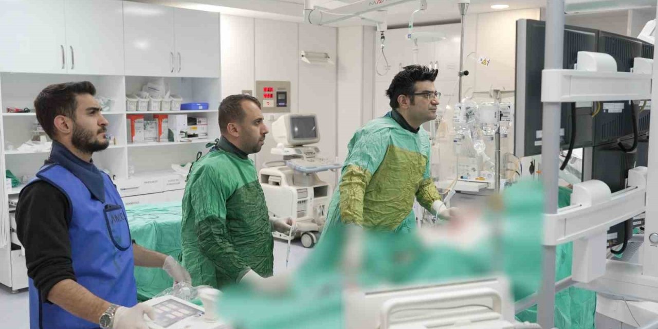 MEAH’ta bir günde 3 kalp deliği başarıyla kapatıldı