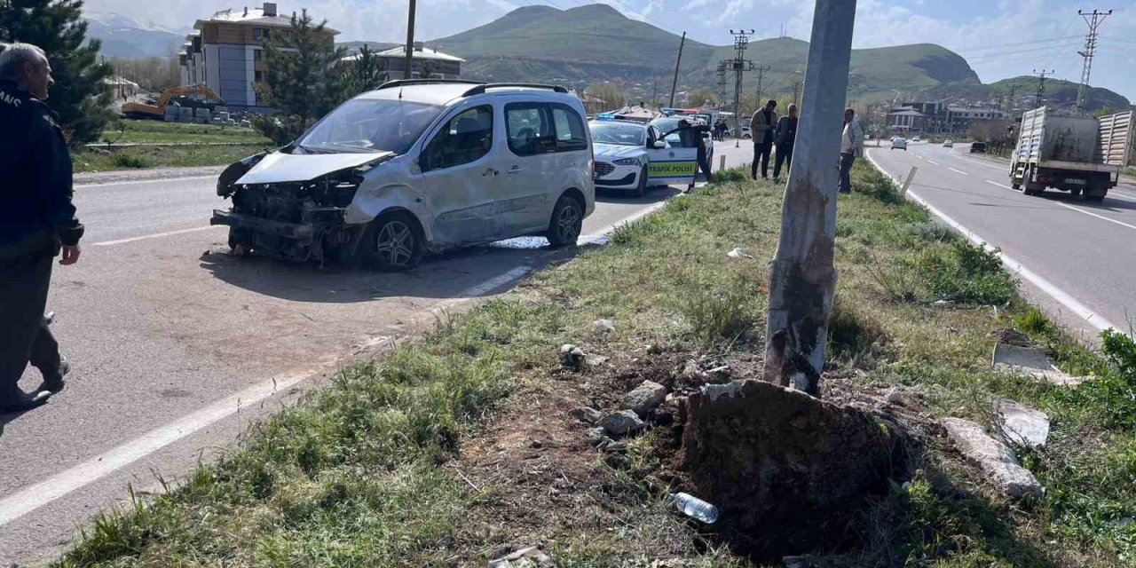 Van’da kamyonet aydınlatma direğine çarptı: 4 yaralı