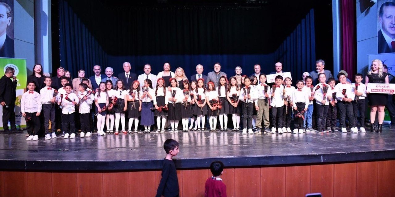 "Kalbimin En Güzel Şiiri: Annem" yarışmasının ödül töreninde duygu dolu anlar yaşandı