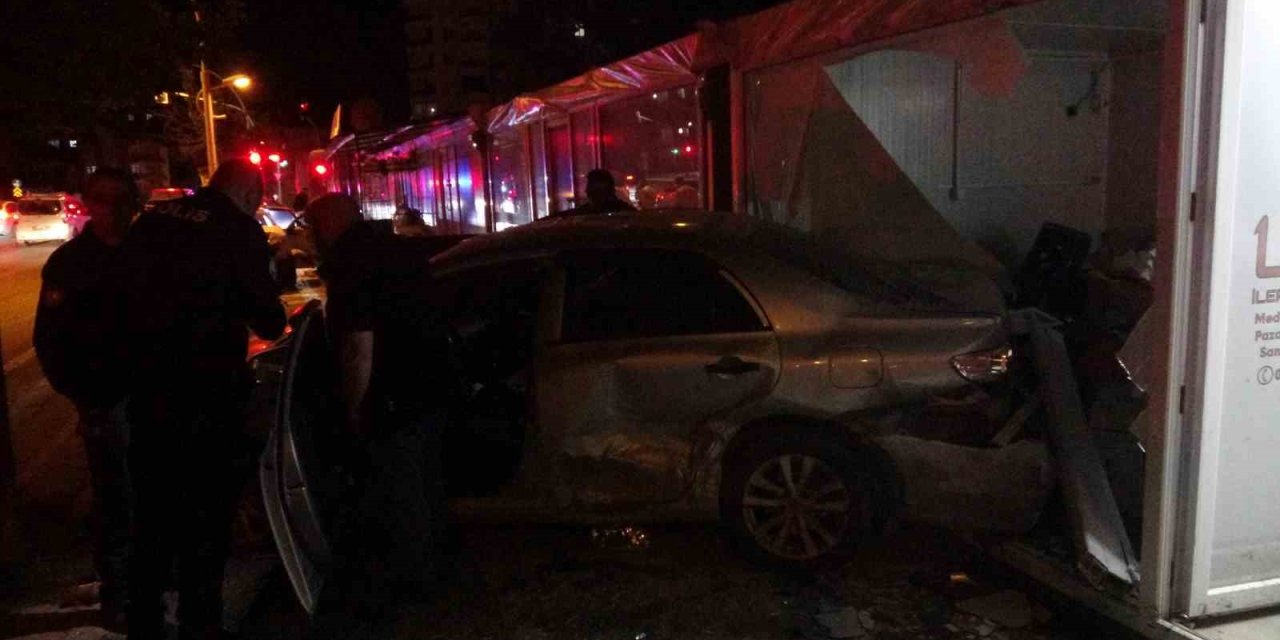 Kontrolden çıkan otomobilin çarptığı araç iş yerine daldı