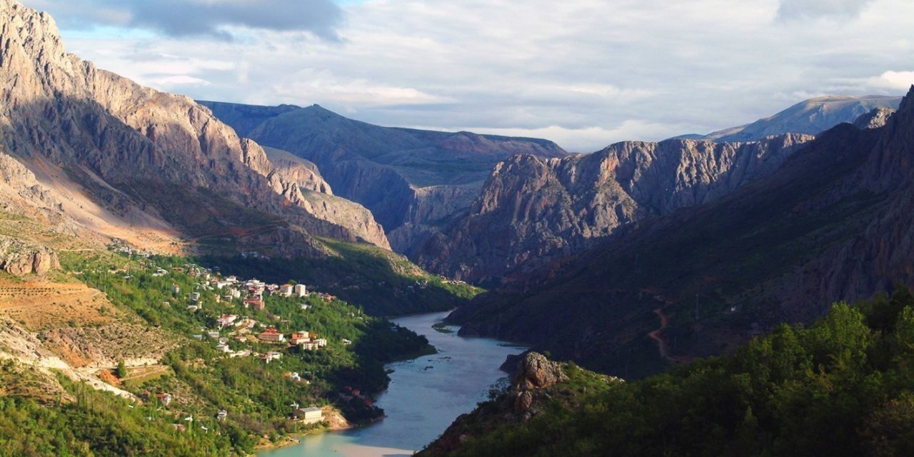 Kemaliye’de kayalığın tepesine yapılan ev merak uyandırıyor