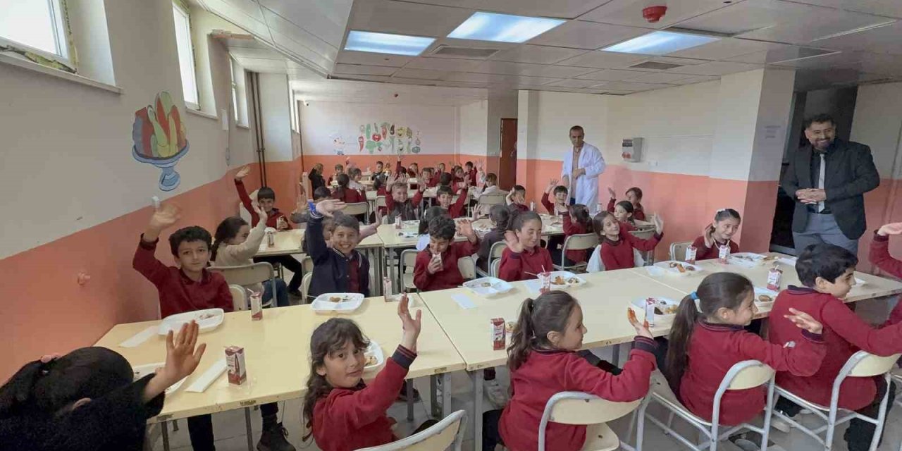Tatvan Mesleki Eğitim Merkezi, köy okulu öğrencilerinin yüzünü güldürdü