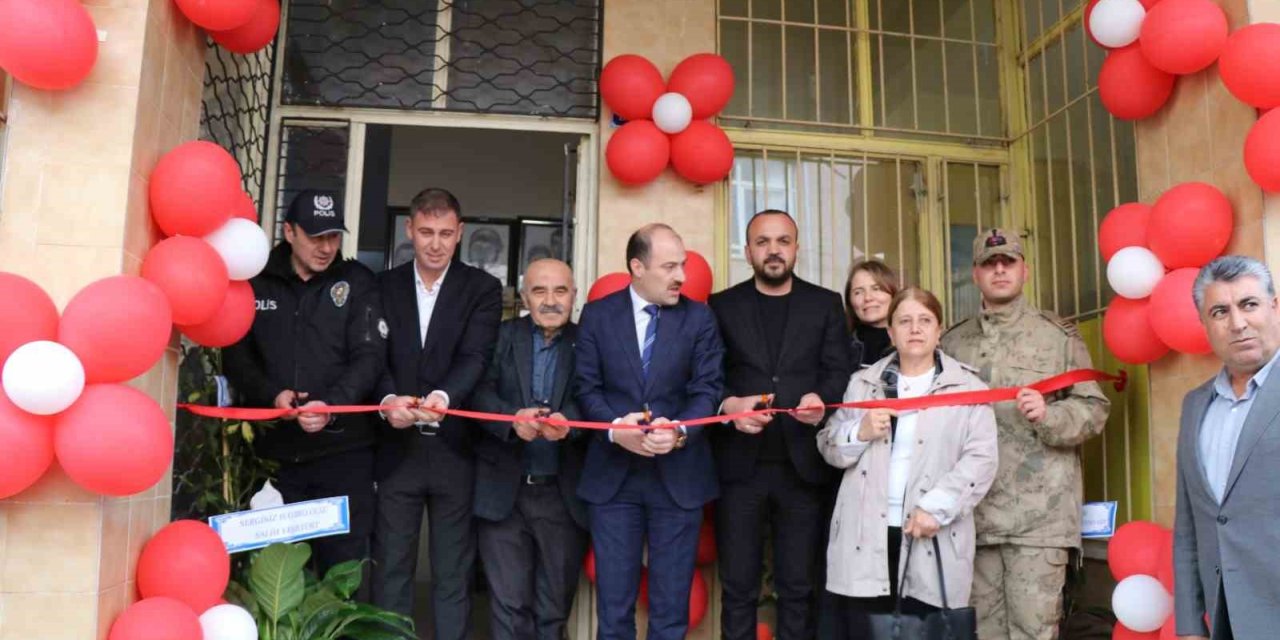 Oltu’da rölyef ve karakalem sergisi açıldı