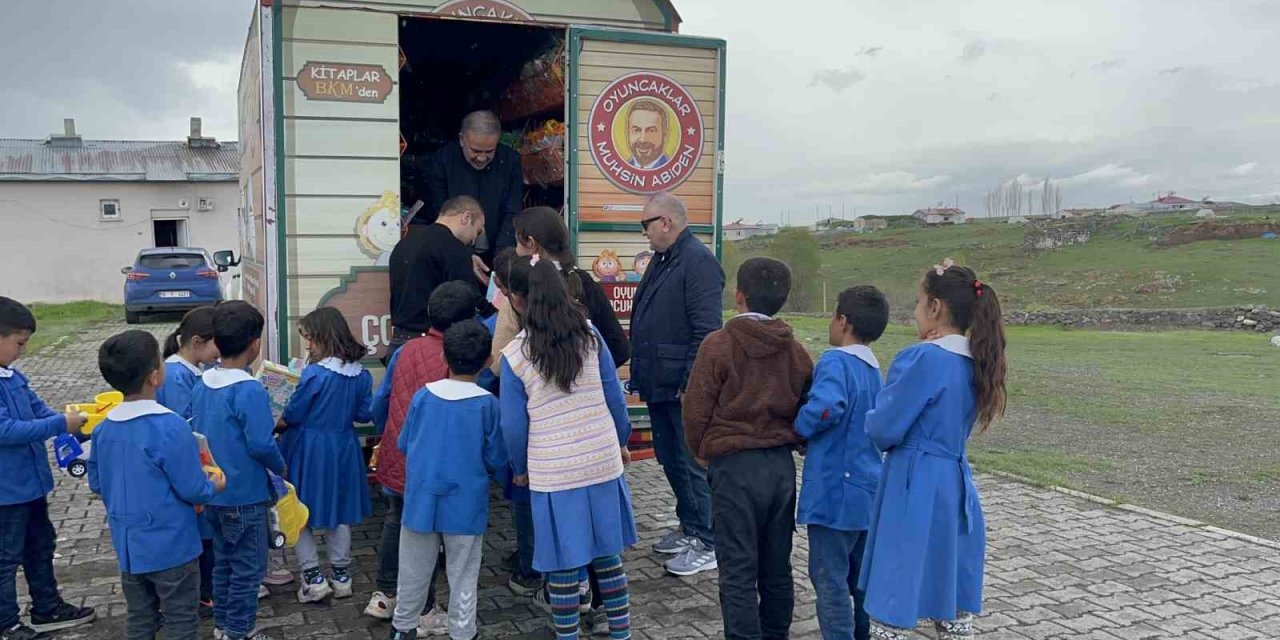 Oyuncak karavanı Kars’ta minik yürekleri ısıttı