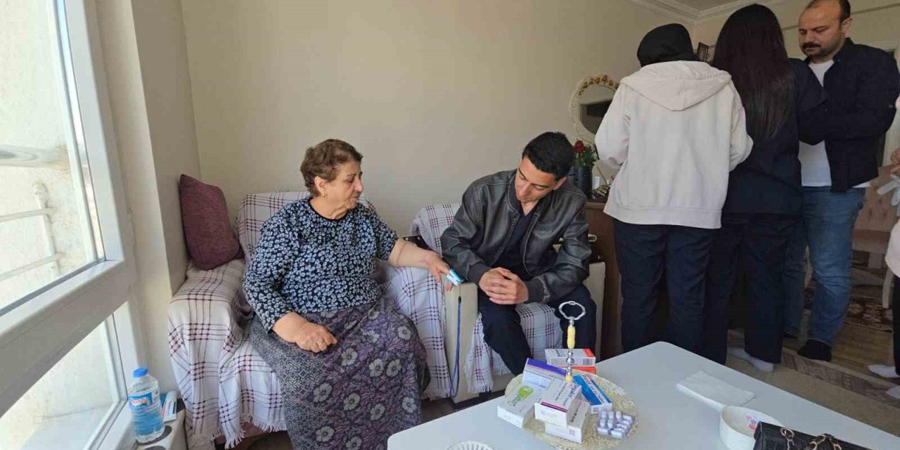 Genç sağlıkçılar ev ev giderek kronik hastaların takibini yapıyor
