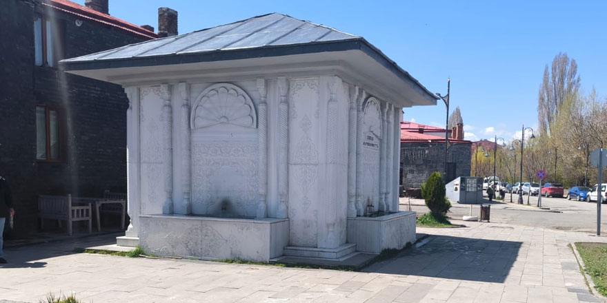 Kars’ta çeşmeye çirkin saldırı