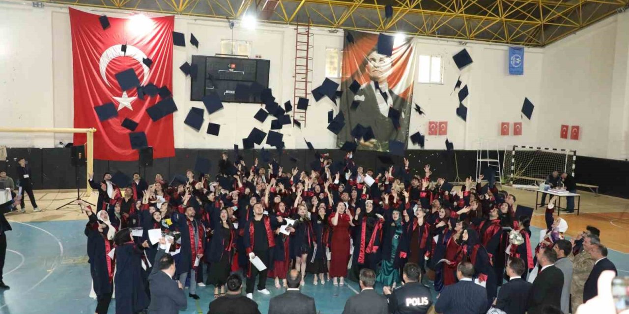 Narman Meslek Yüksekokulu’nda mezuniyet coşkusu