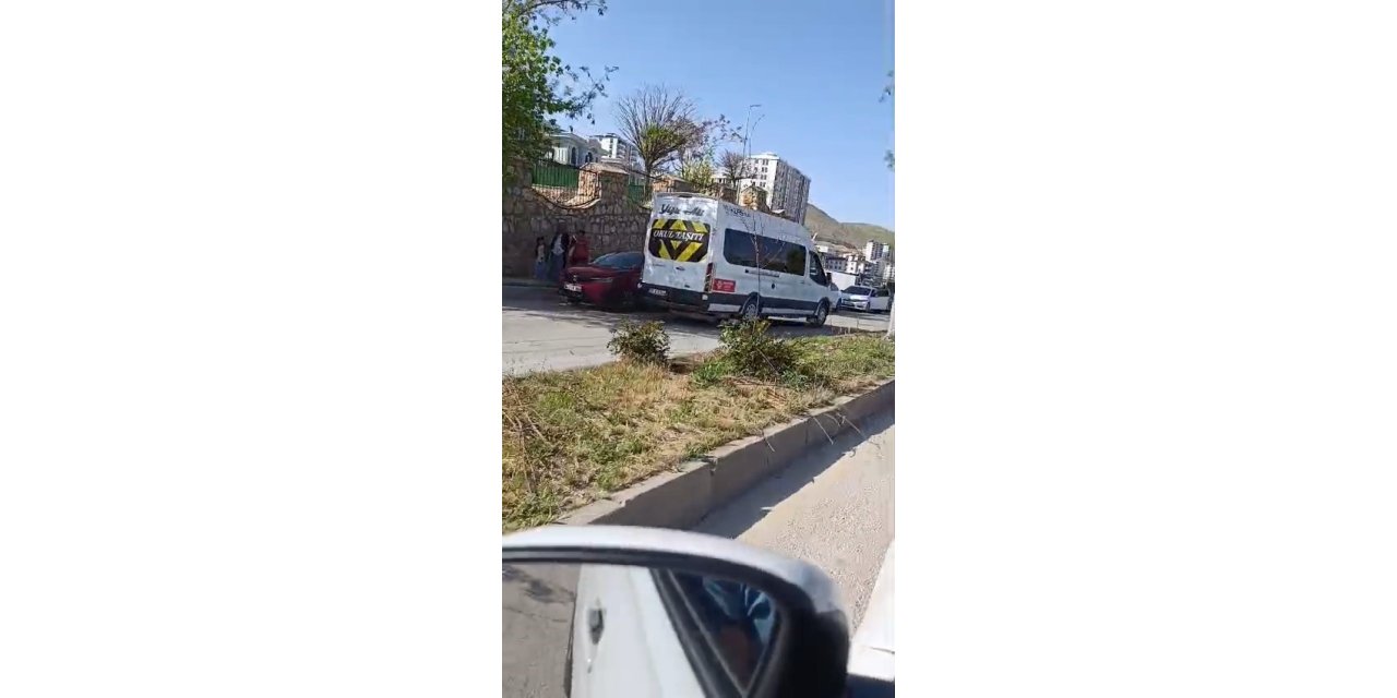 Öğrenci servisinin metrelerce ters yönde ilerlediği anlar kamerada