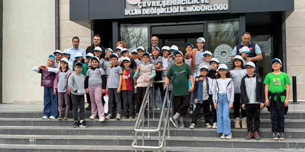 Elazığ’da minikler topladıkları kapakları çevre için teslim etti